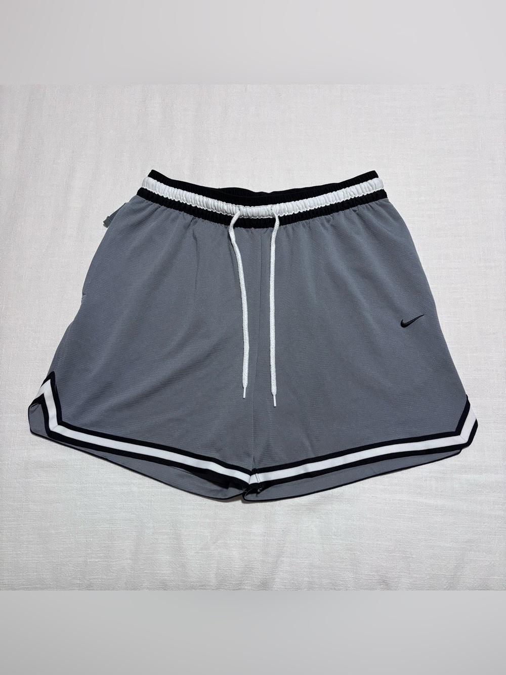 Men’s Nike Dri-Fit DNA 6" Basketball Shorts | Gray | Size Large | FQ4208-065
